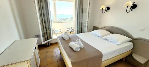 Rare pearl with pool and beautiful sea view - image 4