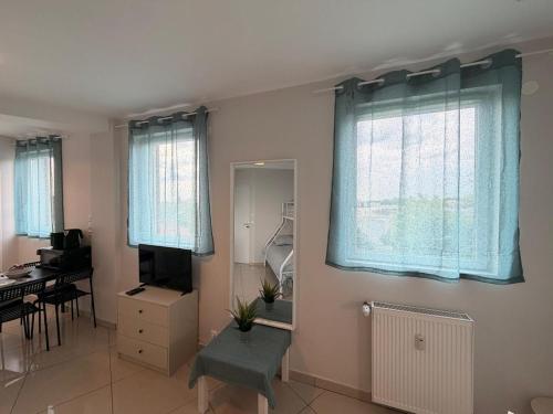 Zen Studio with Netflix, Parking, and Easy Access to Paris - Location saisonnière - Montfermeil