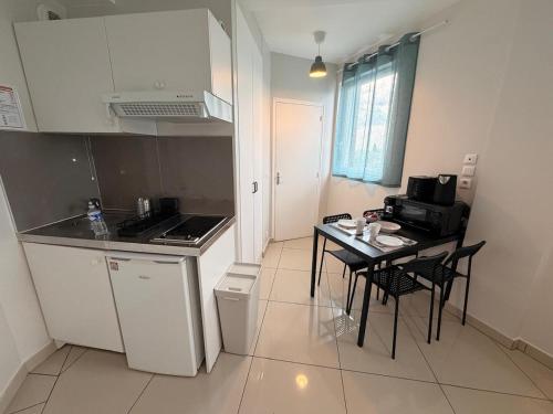 Zen Studio with Netflix, Parking, and Easy Access to Paris in Clichy-sous-Bois