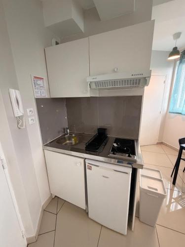 Zen Studio with Netflix, Parking, and Easy Access to Paris in Clichy-sous-Bois