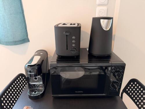 Zen Studio with Netflix, Parking, and Easy Access to Paris in Clichy-sous-Bois