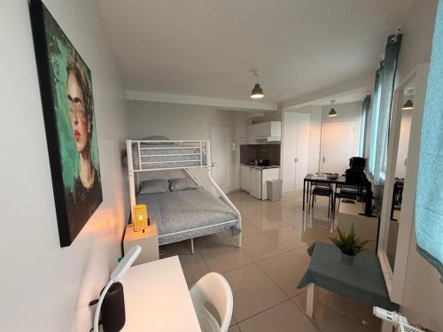 Zen Studio with Netflix, Parking, and Easy Access to Paris in Clichy-sous-Bois