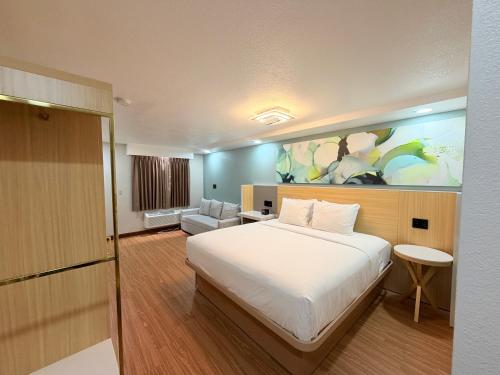 Sunflower Inn and Suites - image 4