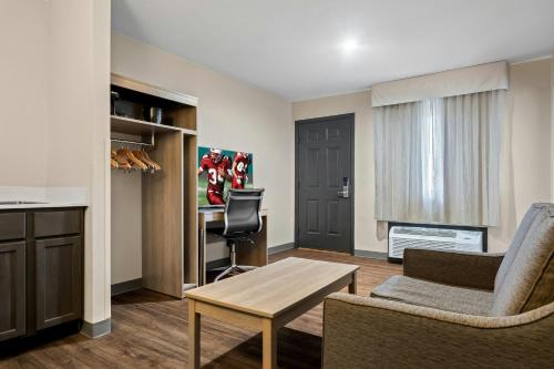 Econo Lodge Tomah - image 4