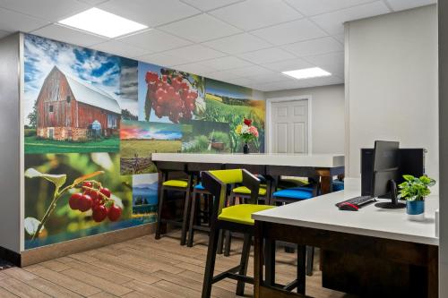 Econo Lodge Tomah - image 7