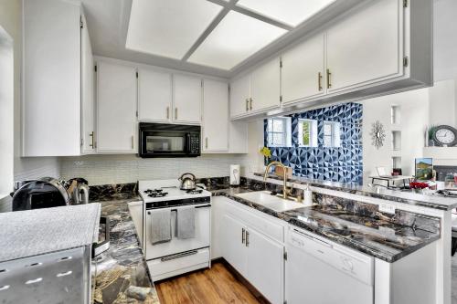 Chic Urban Oasis, Sleek Design, Designer Amenities and Private Patio Retreat in Sherman Oaks