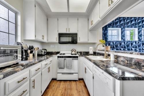 Chic Urban Oasis, Sleek Design, Designer Amenities and Private Patio Retreat in Sherman Oaks