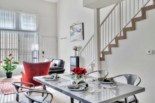 Attrezzature e servizi, Chic Urban Oasis, Sleek Design, Designer Amenities and Private Patio Retreat in Sherman Oaks