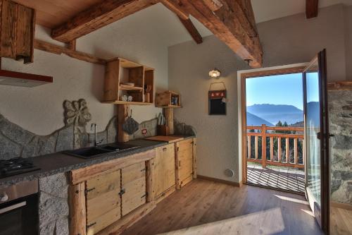 virtuve, Maso Del Fieno con Sauna Privata e Vista Unica in Sant' Orsola Terme