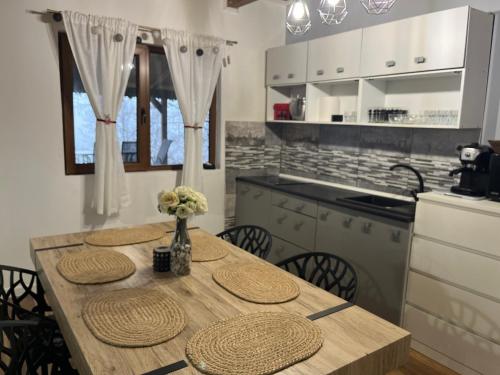 Kitchen, Cabana Backyard in Stolna