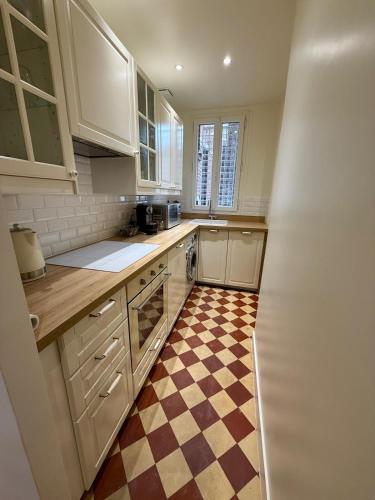 Classic Parisian Apartment - Eiffel Tower
