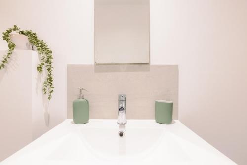 Beautiful 2BR Flat Near Highbury - image 5