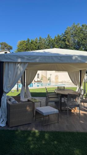Kert, 92 négyzetméteres, 1 hálószobás Ház 1 fürdőszobával Montecchio területén (Living la Dolce Vita with Pool) in Vallefoglia