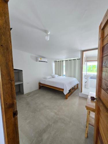 habitacion 401 con ventana al mar