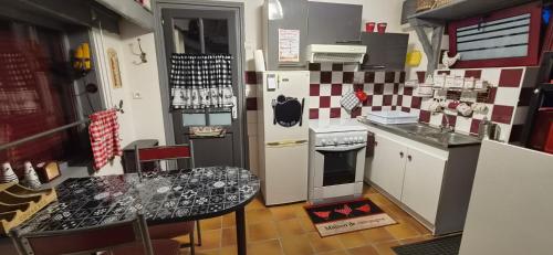 Gîte le Grand Voyeux, indépendant de plain pied, STUDIO cosy, avec mezzanine (Le "GRAND VOYEUX" STUDIO cosy, avec MEZZANINE - Gite Independant de plain pied avec jardin, barbecue) in Germigny-l'Évêque