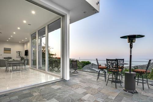 Pool and Coastline Views Luxe La Jolla Home in San Diego, USA