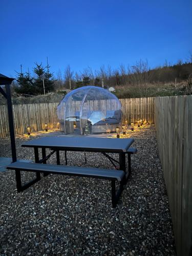 Maneight Retreat with Hot tub in Камнок