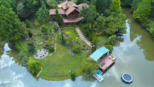 . Grace Woods - Private Lake - Dock -Large Groups - 3 Entire Homes-Lake House