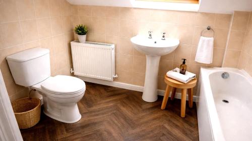 Juliet Cottage HOT TUB Sleeps 3 Singles or Double - image 34
