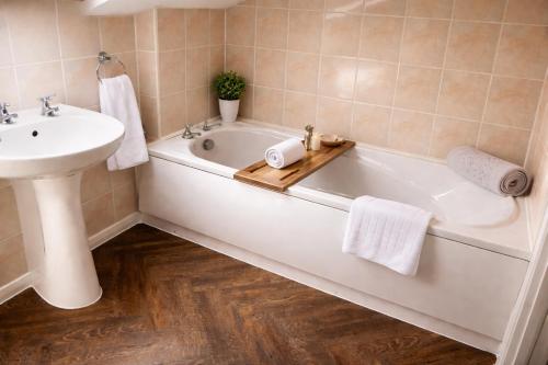 Juliet Cottage HOT TUB Sleeps 3 Singles or Double - image 27