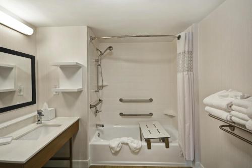 Hampton Inn Auburn - image 17