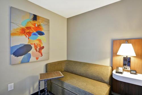 Hampton Inn Auburn - image 28