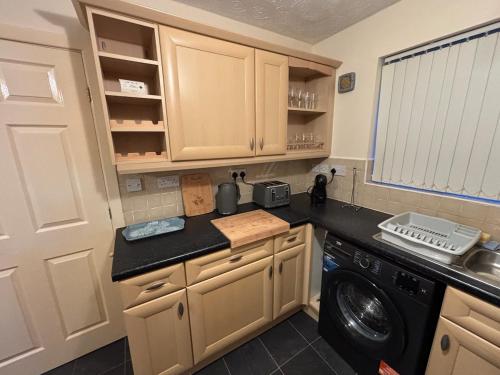 Red Door Retreat Speke Liverpool sleeps 5 in Liverpool Airport
