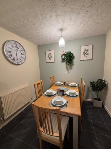 Red Door Retreat Speke Liverpool sleeps 5 in Liverpool Airport