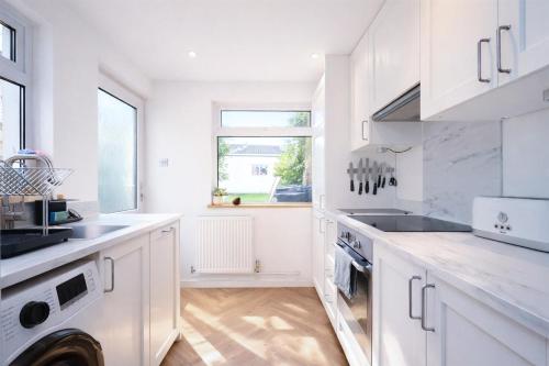 Palm Haven House - Luxury family-friendly Newquay surf house near Porth Beach perfect for walking, p in St Columb Minor
