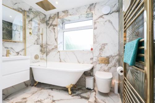 Bathroom, Palm Haven House - Luxury family-friendly Newquay surf house near Porth Beach perfect for walking, p in St Columb Minor