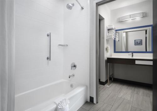 Hampton Inn & Suites Dallas-DFW Airport Hurst - image 32