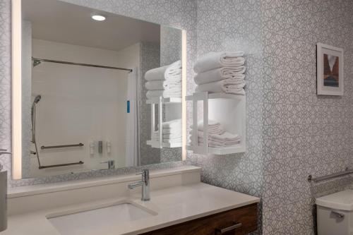 Hampton Inn & Suites West Bend - image 44