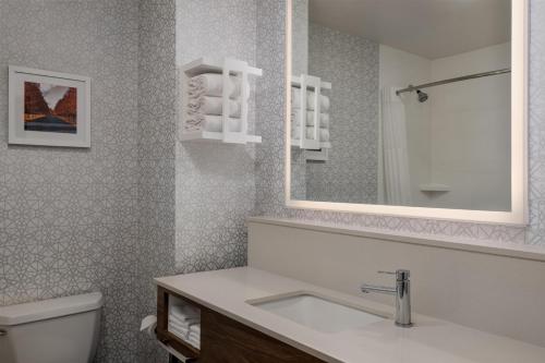 Hampton Inn & Suites West Bend - image 26