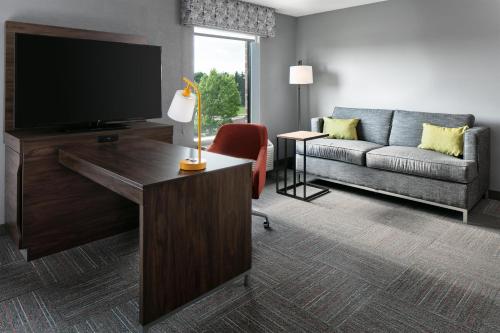 Hampton Inn & Suites West Bend - image 18