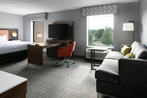 Hampton Inn & Suites West Bend - image 20