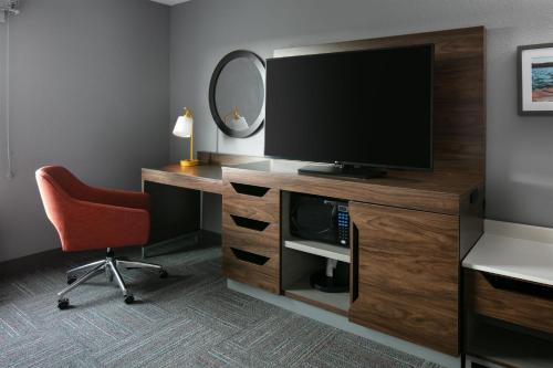 Hampton Inn & Suites West Bend - image 27