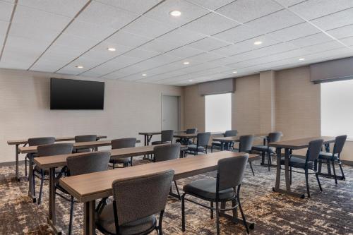 Hampton Inn & Suites West Bend - image 34