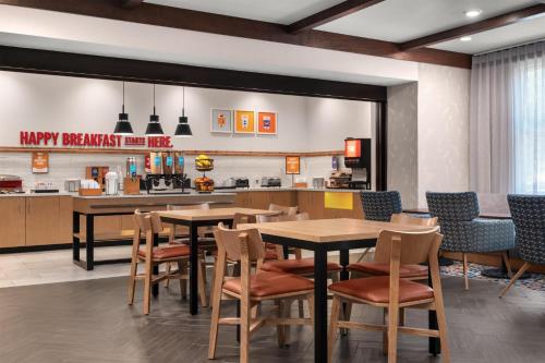 Hampton Inn & Suites Fresno - image 39