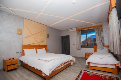 1 double bed, 1 twin bed