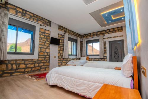 1 double bed, 2 twin beds