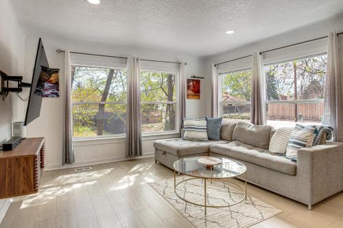 2 Mi to Cherry Creek Trail! Family Home w/ Patio – khách sạn tại Glendale