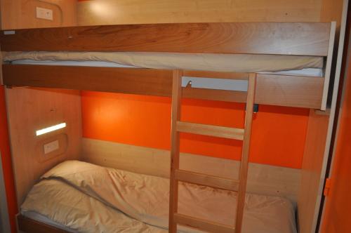 2 twin beds, 2 bunk beds
