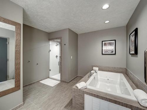 DoubleTree by Hilton Bloomington - image 36