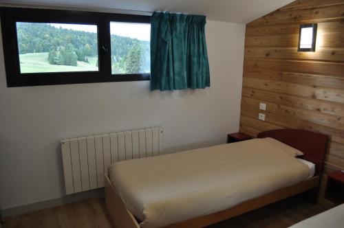 2 twin beds, 1 bunk bed