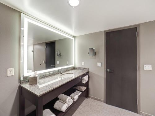 DoubleTree by Hilton Bloomington - image 22