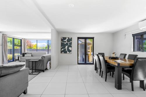 Gather Taupo - Lakefront House - Spa Pool - image 4