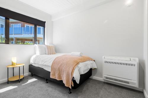 Gather Taupo - Lakefront House - Spa Pool - image 3