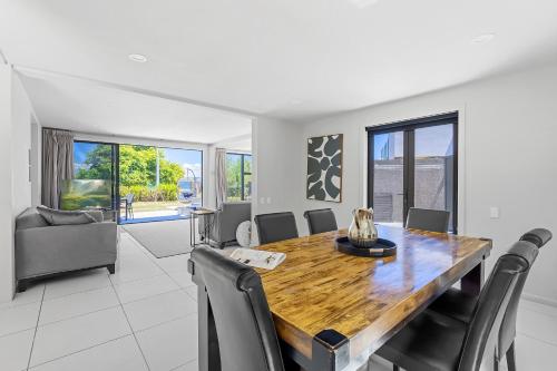 Gather Taupo - Lakefront House - Spa Pool - image 2