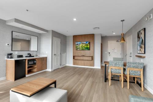 Embassy Suites Buffalo - image 32