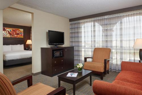 DoubleTree by Hilton Dallas Market Center - image 22